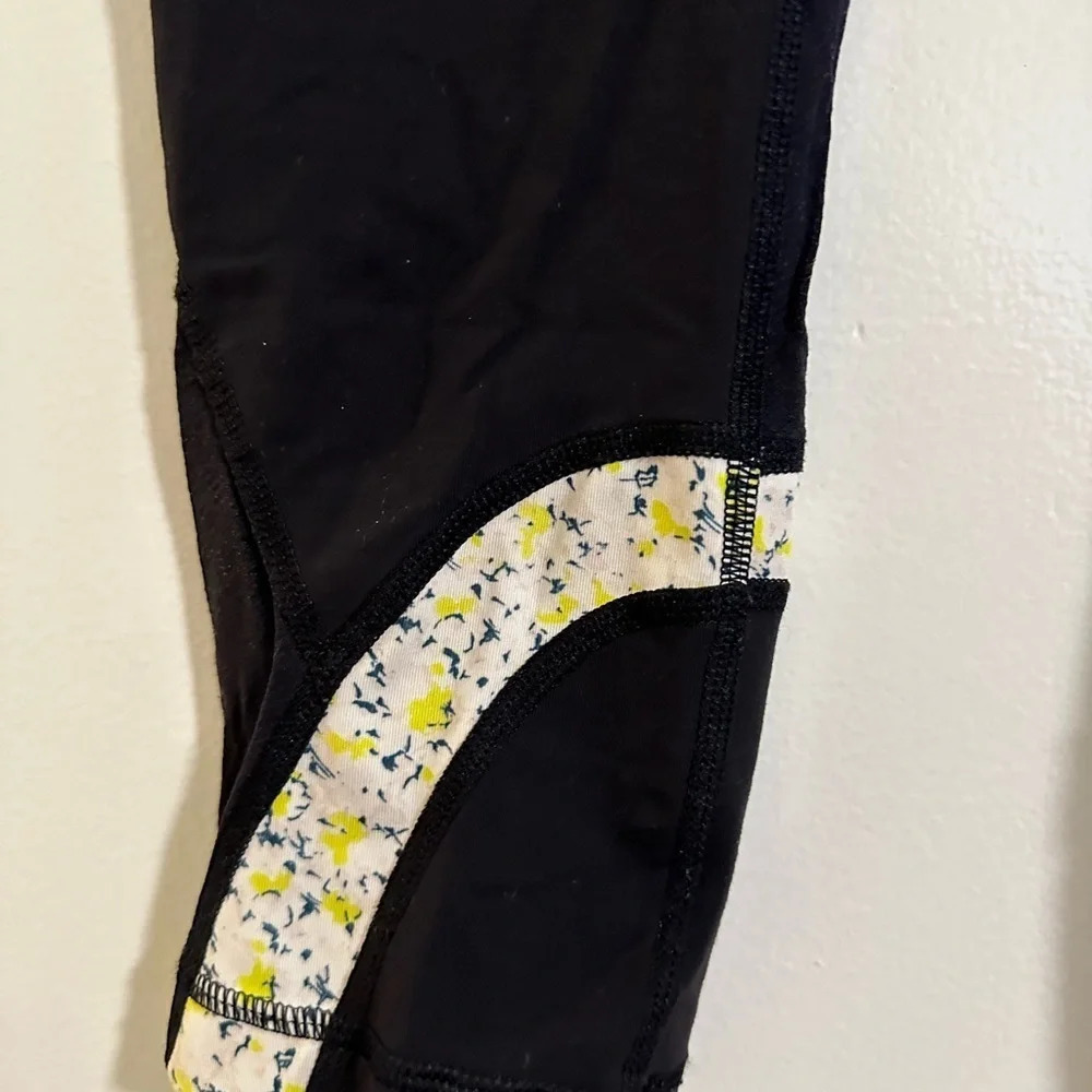 Size 2 Vintage LuluLemon Leggings with Patterned Stripe - Picture 3 of 5